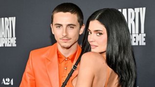 Ο Timothee Chalamet στην αποκλειστικη χριστουγεννιατικη παραδοση της οικογενειας Kardashian-Jenner