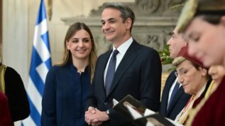 Ο Κυριακος Μητσοτακης με την κορη του, Σοφια στα πρωτοχρονιατικα καλαντα του Μεγαρου