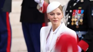 Εθνικη γιορτη του Μονακο | Η πριγκιπισσα Charlene ξεχωρισε με Grace Kelly look και λευκο παντελονι