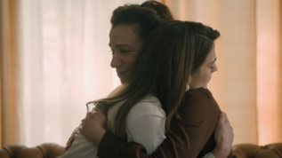 Το Σπιτι Διπλα Στο Ποταμι | Η Θεοδωρα πιανει επ’αυτοφωρω τη Μελισσανθη!