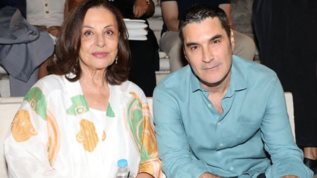 Ο Χριστοφορος Παπακαλιατης φωτογραφιζει τη Χαρι Αλεξιου και τους ηθοποιους του Maestro στο αγαπημενο τους νησι