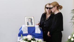 Καταρρακωμενη η Λενα Παπαληγουρα στην κηδεια του πατερα της, Αναστασιου