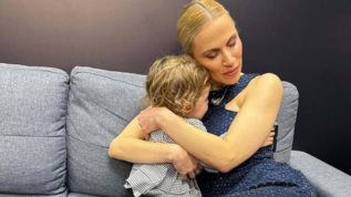 Ναντια Μπουλε | Τα παιχνιδια με τη Σεμελη της στο υπεροχα στολισμενο σαλονι της