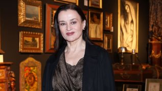 Η Καρυοφυλλια Καραμπετη με σατεν φορεμα απο τη Massimo Dutti σε βραδινη εξοδο