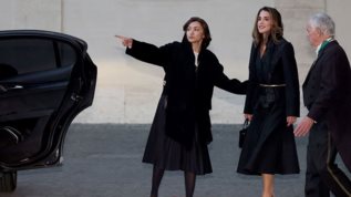 Ρανια της Ιορδανιας | Πρωτη solo εμφανιση για το 2026 με τολμηρο executive look