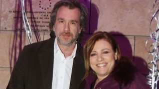 Αλεξανδρος Σταυρου &amp; Μαριαννα Τουμασατου | Σπανια κοσμικη εξοδος για το γνωστο ζευγαρι στο θεατρο