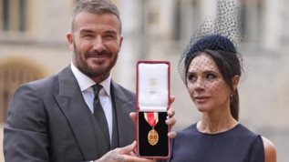 O Sir David Beckham τιμηθηκε με τον τιτλο του ιπποτη στο Καστρο του Ουινδσορ