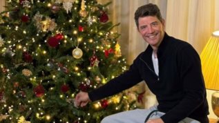 Ο Σακης Ρουβας στολισε για τα Χριστουγεννα - Ο εντυπωσιακος διακοσμος