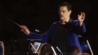 O Γιωργος Πετρου διευθυνει την Καμερατα - Ορχηστρα των Φιλων της Μουσικης στο Μεγαρο Μουσικης Αθηνων