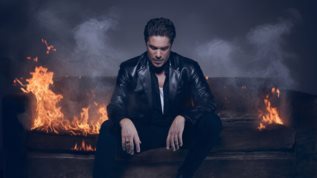 Νικος Οικονομοπουλος | Τεραστια επιτυχια για το νεο album του &quot;11 με λιγα λογια&quot;