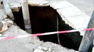 Καθιζηση εδαφους στο Παγκρατι: Ανοιξε "κρατηρας" πλατους 3 μετρων, προσηχθη 52χρονος μηχανικος