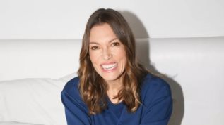 Στο στολισμενο σαλονι της Βικυς Καγια | Ο εντυπωσιακος διακοσμος βγαλμενος απο χριστουγεννιατικο παραμυθι