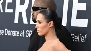 Επιπλα με γυναικεια σωματα; Η Bianca Censori διχαζει ξανα σε νεα της εκθεση στη Σεουλ