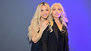 Η Josephine σε σπανια βραδινη εξοδο με την μητερα της