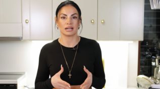 Ξεσπασε η Δημητρα Αλεξανδρακη: "Με πηρε τηλεφωνο και μου μιλησε σαν να ειμαι το χειροτερο σκουπιδι"