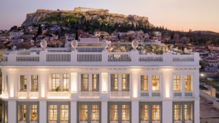 To &quot;ΤΗΕ DOLLI&quot; βραβευτηκε με δυο MICHELIN Keys στο Παρισι