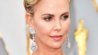 Charlize Theron: Η εμφάνιση στα βραβεία Όσκαρ σχολιάστηκε όσο καμία στα social media!
