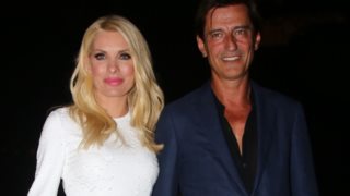 Ελένη Μενεγάκη: Η εντυπωσιακή εμφάνιση στο πλευρό του Θοδωρή Κουτσογιαννόπουλου στην παρουσίαση προγράμματος του Alpha