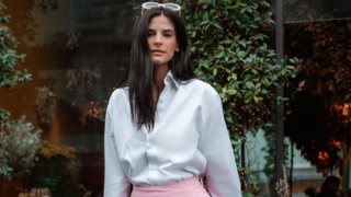 Η Χριστίνα Μπόμπα ξέρει πώς να απογειώνει ένα total black outfit με τον πιο έξυπνο και εύκολο τρόπο