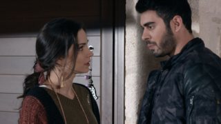 Το Τατουάζ: Τι θα συμβεί στα επόμενα επεισόδια; Η Νίνα προσπαθεί να ξεφύγει από τα νύχια των σωματεμπόρων, ενώ ο Ορφέας εντοπίζει το επόμενο θύμα του