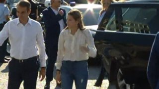 Κυριάκος Μητσοτάκης: Η άφιξη στα γραφεία της ΝΔ  | Με την κόρη &amp; τη σύζυγό του στο πλευρό του