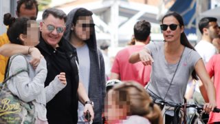 Εύη Βατίδου : Η εξόρμηση στις Σπέτσες με τον Αλέξη Κούγια, τα παιδιά τους &amp; τον νέο της σύντροφο: Όλες οι φωτογραφίες που συζητήθηκαν!