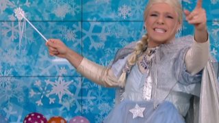 Νίκος Μουτσινάς: Επικό! Εμφανίστηκε ως Έλσα από το Frozen &amp; έριξε το «Καλό Μεσημεράκι»