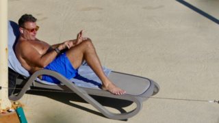 Ο Γιώργος Λιάγκας συνεχίζει τα χειμερινά μπάνια!