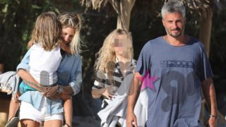 Σοφία Καρβέλα &amp; Θανάσης Πανουργιάς: Στη Μύκονο με τους γιους τους! Όλες οι φωτογραφίες