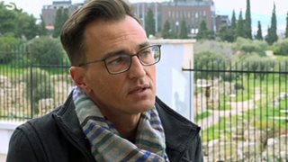 Χάρης Ασημακόπουλος: «Mετά την “Πολυκατοικία” μου έλεγαν “έλα να κάνεις τον gay”. Όταν μου το λένε αυτό βγάζω φλύκταινες»