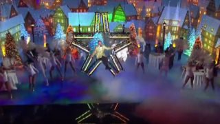 J2US | Με τα &quot;Χριστούγεννα&quot; της Δέσποινας Βανδή έκανε τη λαμπερή έναρξη του ημιτελικού ο Νίκος Κοκλώνης