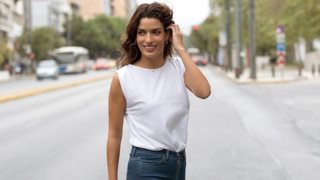 Η Τόνια Σωτηροπούλου με το λευκό φόρεμα από τα Η&amp;Μ που δεν θα σταματήσεις να φοράς όλο το καλοκαίρι