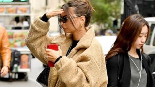 Emily Ratajkowski: Έκοψε μόνη της τα μαλλιά της