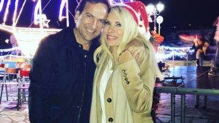 Ελένη Μενεγάκη: Στην Άνδρο στην αγκαλιά του Μάκη Παντζόπολου! Δείτε τις χριστουγεννιάτικες φωτογραφίες τους