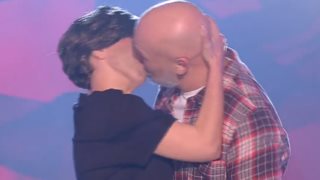 Video of the Day | Η Ματίνα Νικολάου ως Μπισμπίκης φίλησε στο στόμα τον Νίκο Μουτσινά