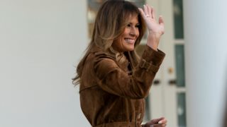 Melania Trump: Aπογείωσε τα έντονα χρώματα στο πιο κομψό look που ξεχώρισε
