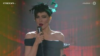 MadWalk 2020 | Η Ήβη Αδάμου σάρωσε on stage τραγουδώντας Τζένη Βάνου!