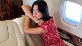 Τα τρυφερά φιλιά της Dua Lipa με τον Callum Turner στη μέση του δρόμου