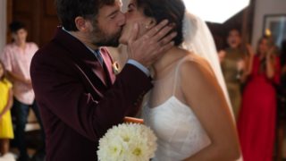 Ο Κωστής Μαραβέγιας γράφει για τον γάμο του και σε κάνει να... λιώσεις!