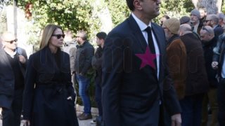 Τζένη Μπαλατσινού: Στο πλευρό του Βασίλη Κικίλια στην κηδεία του Τζίμη Πανούση: Φωτογραφίες