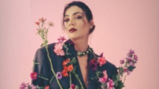 "Σαν το λουλούδι" τραγουδά η Ήβη Αδάμου αυτό το καλοκαίρι