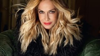 Άννα Βίσση &amp; Νίκος Καρβέλας: Ποζάρουν μαζί με την ενός έτους κόρη τους στο σαλόνι του σπιτιού τους στη Φιλοθέη