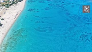 Η παραλία της Ελλάδας με νερά πισίνας που μοιάζει βγαλμένη από την Καραϊβική