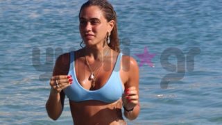 Κόνι Μεταξά: Στη Μύκονο μόνο με το μαγιό της! Έτσι είναι το κορμί της χωρίς ρετούς