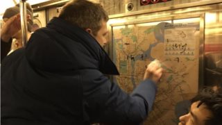 Νεοϋορκέζοι σβήνουν ρατσιστικά μηνύματα από τοίχο του μετρό : Το περιστατικό που έγινε viral στα social media