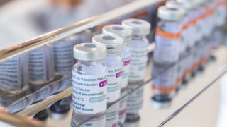 Crash test στα εμβόλια Pfizer και AstraZeneca: Πότε και πόσα αντισώματα αναπτύσσονται