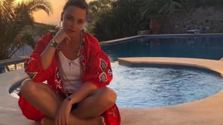 Σοφία Φαραζή: Ποζάρει με μαγιό στην αγκαλιά του συζύγου της