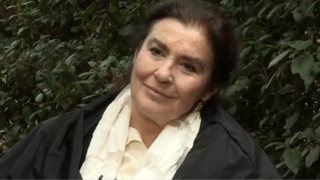 Συγκλονίζει η Λυδία Κονιόρδου: Έφτασα στην κηδεία του με τη βαλίτσα στο χέρι - &quot;Δεν πρόλαβα&quot; σκέφτηκα