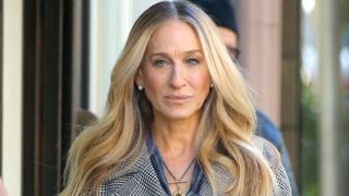 Η Sarah Jessica Parker βρήκε την πούδρα που φωτίζει όσο καμία άλλη τους μαύρους κύκλους