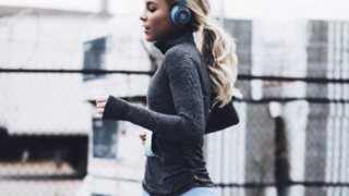 20 ανεβαστικά τραγούδια που κάνουν το τρέξιμο να μοιάζει παιχνιδάκι: Φόρα τα ακουστικά σου και ανέβασε ρυθμούς